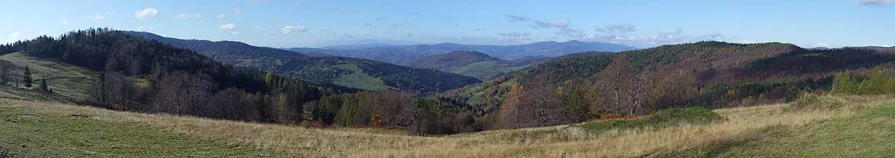 Panorama z Bacwki nad Wierchoml. Widoczne Pasmo Radziejowej oraz, w tle, Tatry ;; fot. Jerzy Opioa, licencja: [CC BY-SA 4.0] https://pl.wikipedia.org/ (https://creativecommons.org/licenses/by-sa/4.0/)