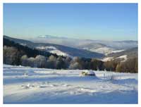 Zimowa panorama z polany pod Bacówką Nad Wierchomlą licencja: [CC BY-SA 4.0] https://pl.wikipedia.org/ (https://creativecommons.org/licenses/by-sa/4.0/)