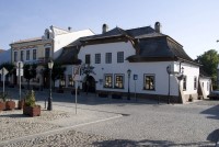 dom na dokach w Starym Sczu z amanym gontowym dachem