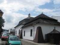 dom na dokach w Starym Sczu z amanym gontowym dachem Fot. Krzysztof Stasiak
