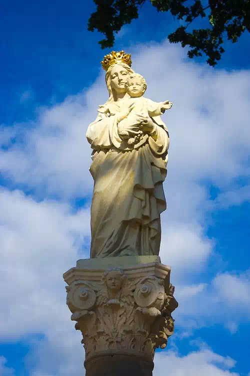Figura Maryi przy kociele OO. Jezuitw fot. fotomi
