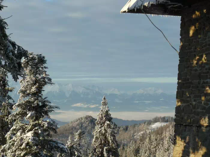 Widok Tatr ze schroniska na Przehybie 01.01.2012r fot. Fly313/Zalasem1