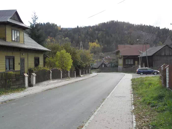 Widok z Czarnej Wody na centrum Jaworek fot. JacekJurek