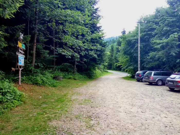 Parking na pocztku drogi fot. beskidsadecki.eu