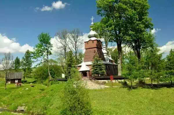 Cerkiew Grekokatolicka p.w. św. Jana Ewangelisty Muszynka Jedna z propozycji dla osób szukających dawnej architektury cerkiewnej i historycznego klimatu małej beskidzkiej wsi. Cerkiew Grekokatolicka p.w. św. Jana Ewangelisty Muszynka