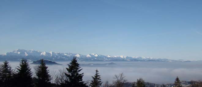 Wyspa Tatry i Wyspa Pieniny na bezkresnym morzu mgie fot. cosiarz